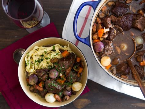   Boeuf Bourguignon: Een rijke roodwijnreductie ontmoet het sappige comfort van langzaam gestoofd rundvlees! 