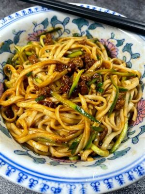   Dandong Zha Jiang Mian: Een Explosie van Umami en Zacht Gebraden Szechuan Noodles?