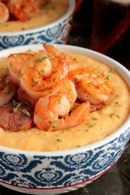  Shrimp & Grits: Een Zuiderse Klassieke Explosie van Kruidig Comfort Food en Zeeëtige Verscheidenheid!