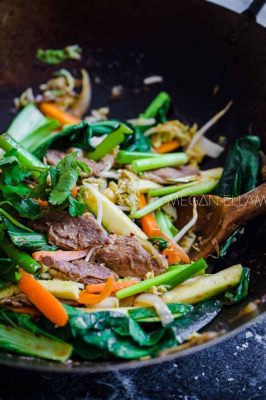  Spicy Stir-fried Duck with Noodles: Een Explosie van Kruiden en een Ode aan Textuur!