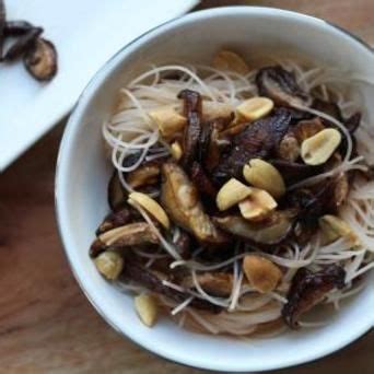  Suqian Shiitake Paddenstoelen Noodles: Een Smaakvolle Fusie van Umami en Kruidige Noten!