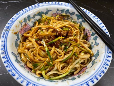  Dandong Zha Jiang Mian: Een Smaakt Explosie van Hartige Pepergebraden Saus en Gekookte Noodles?