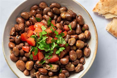  Ful Medames: Een romige bonenschotel met een knapperig broodje!