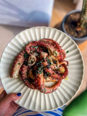  Gegrilde Octopus met Zonderling Zoete en Hartige Saus: Een Zeevoed Delight uit Yantai!