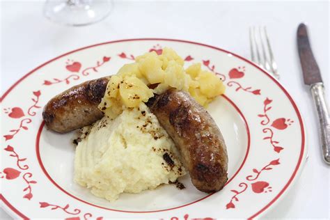  Himmel un Ääd! Een Hemels Zondebeeld van Aardappelen, Appelmoes en Worstel in Stuttgart