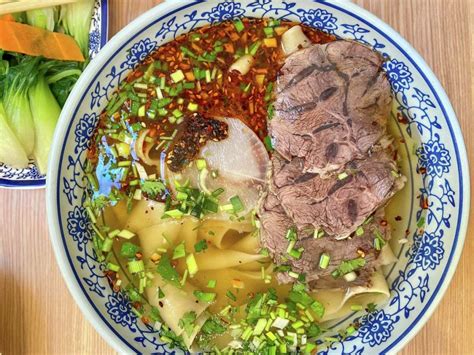  Lanzhou Lamian: Een Smaakt van De Hemel, Met Vloeiende Texturen en Umami Explosies!