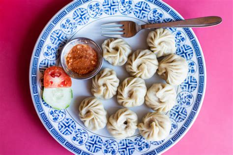  Momos gevuld met yakvlees:  Een explosie van rijke smaken en zacht gestoomde texturen!