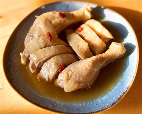  Shaoxing Drunken Chicken: Een overweldigende combinatie van aromatische kruiden en subtiele zoetheid!