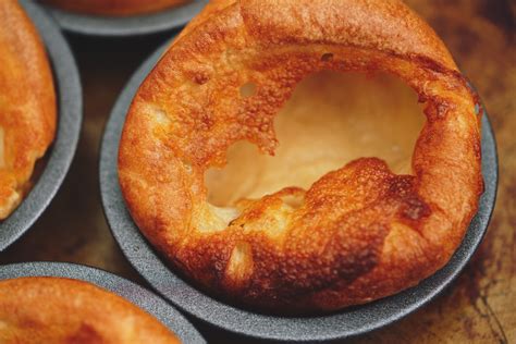  Yorkshire Pudding: Een geroosterde baksel vol kruidig sappig genot met een vleugje Britse traditie!